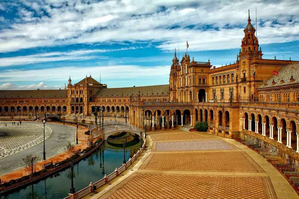 Jubileumreis Sevilla, beleef de sfeervolle pleinen, indrukwekkende Moorse architectuur en de bruisende lokale cultuur