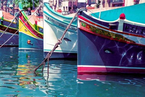 Personeelsreis Malta, bewonder de gekleurde bootjes in prachtige baaien