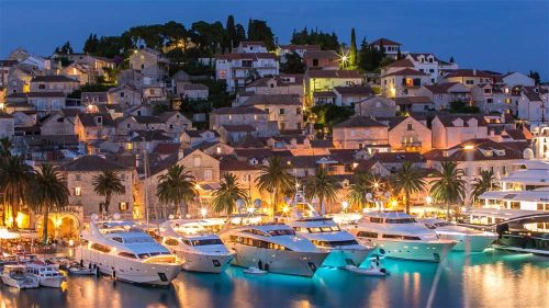 Personeelsreis Hvar, geniet van een lekker wijntje in de haven