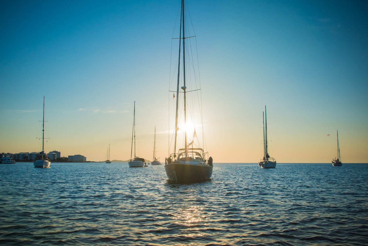 personeelsreis Ibiza, ontdek het eiland van de zon, met zijn adembenemende stranden, levendige nachtleven en charmante oude stad