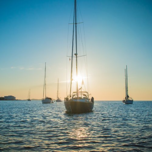 personeelsreis Ibiza, ontdek het eiland van de zon, met zijn adembenemende stranden, levendige nachtleven en charmante oude stad