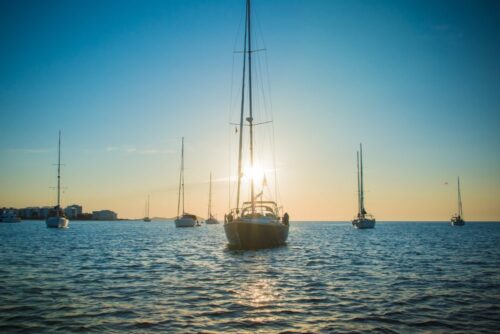 personeelsreis Ibiza, ontdek het eiland van de zon, met zijn adembenemende stranden, levendige nachtleven en charmante oude stad