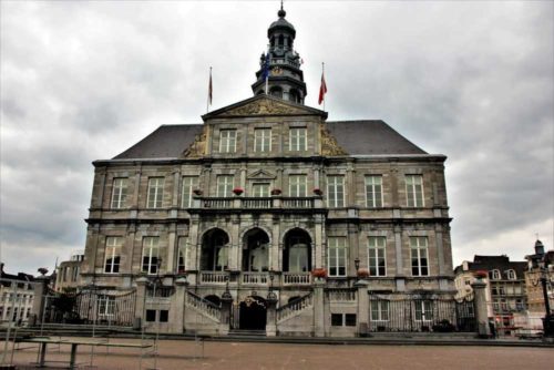 Vergaderarrangement Maastricht, combineer vergaderingen met een rondvaart over de Maas, een fietstocht door de stad en een wijnproeverij