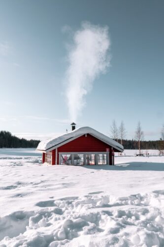 Incentivereis Lapland, combineer outdoor avonturen zoals ijsvissen en huskytochten met gezellige avonden bij het kampvuur