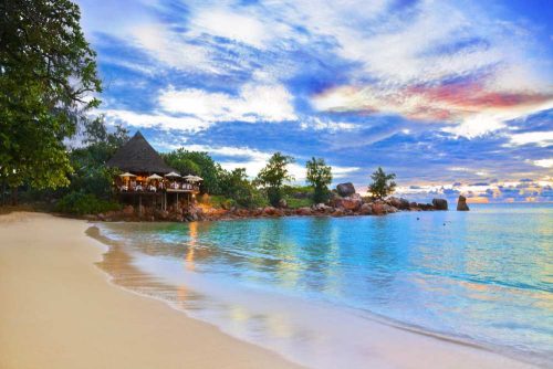 Luxe personeelsreis naar de Seychellen met witte stranden en azuurblauw water, perfecte jubileumreis