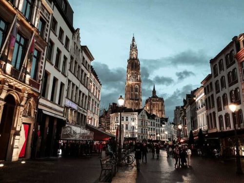 Personeelsuitje Antwerpen, bewonder we de indrukwekkende gotische architectuur van de Onze-Lieve-Vrouwekathedraal!