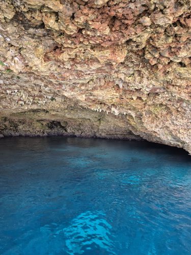 Personeelsreis Menorca organiseren met collega’s aan een idyllische baai tijdens een zomerse jubileumreis