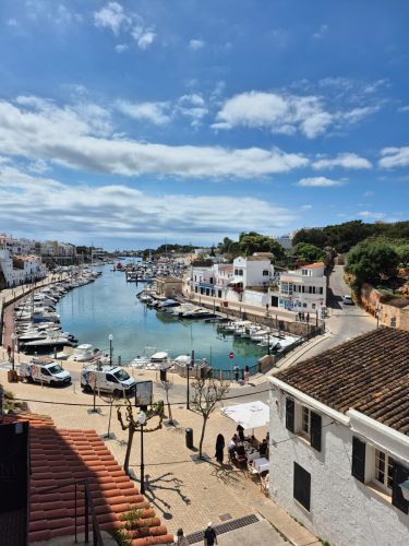 Teamuitje op Menorca met outdoor activiteiten, wijnproeverij en ontspanning aan zee, ideale bedrijfsreis
