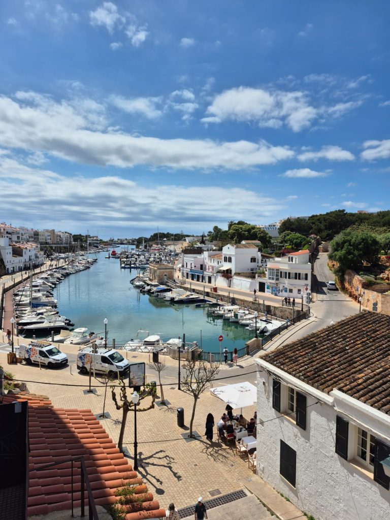 Teamuitje op Menorca met outdoor activiteiten, wijnproeverij en ontspanning aan zee, ideale bedrijfsreis