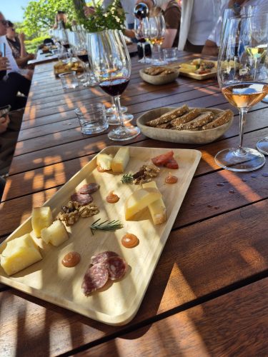 Personeelsreis Menorca organiseren met collega’s aan een idyllische baai tijdens een zomerse jubileumreis